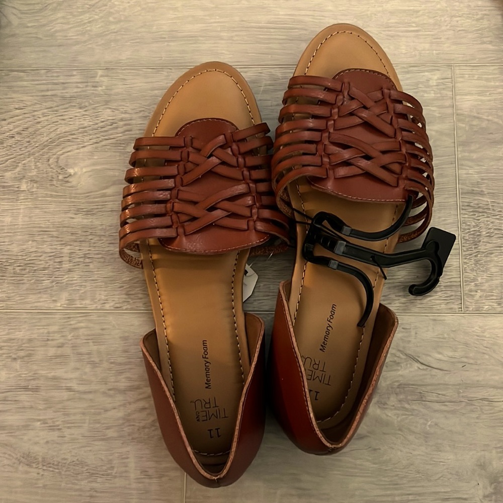 Time and Tru women’s sandals